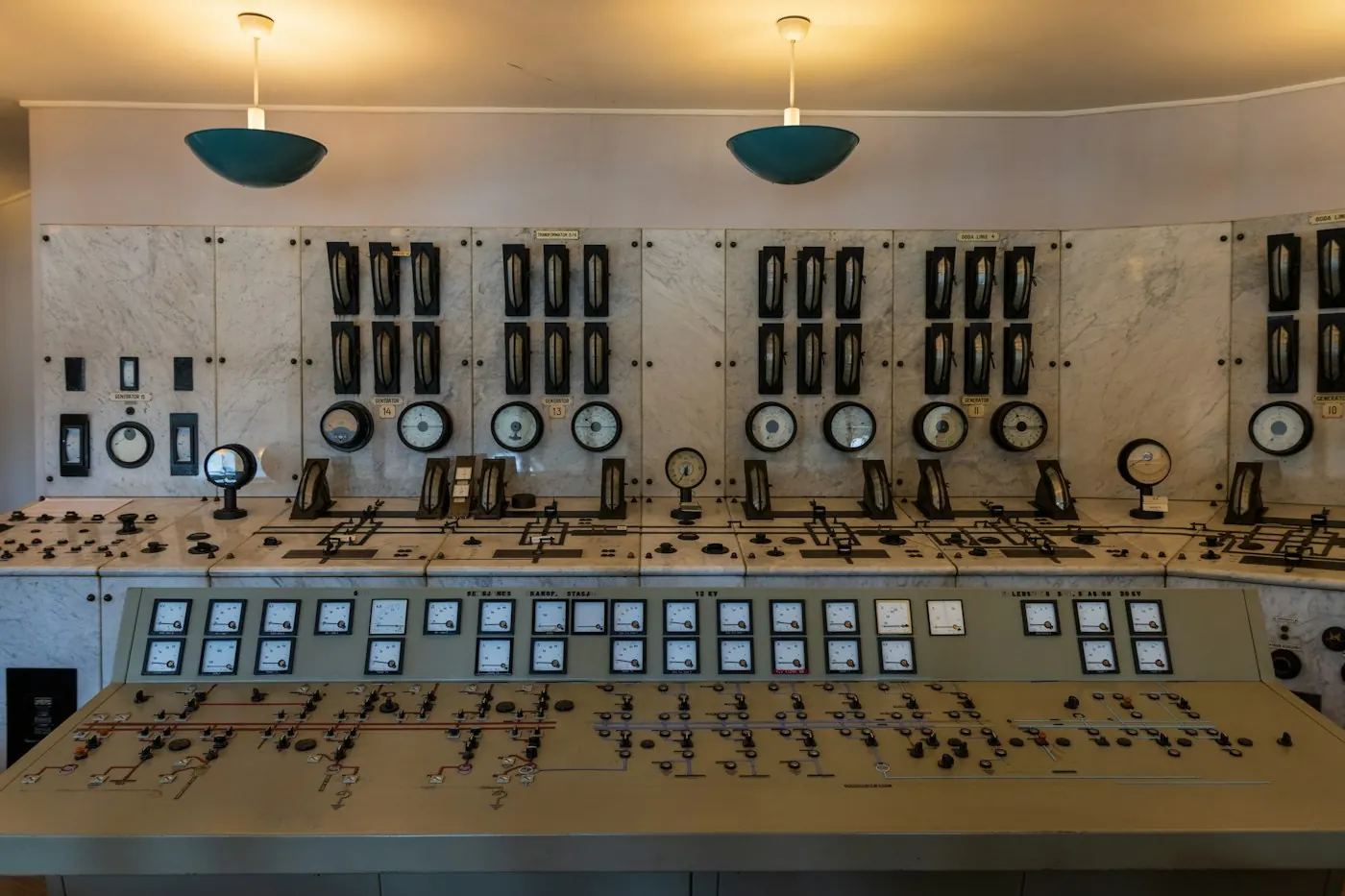Antigua sala de control industrial con sus indicadores y palancas